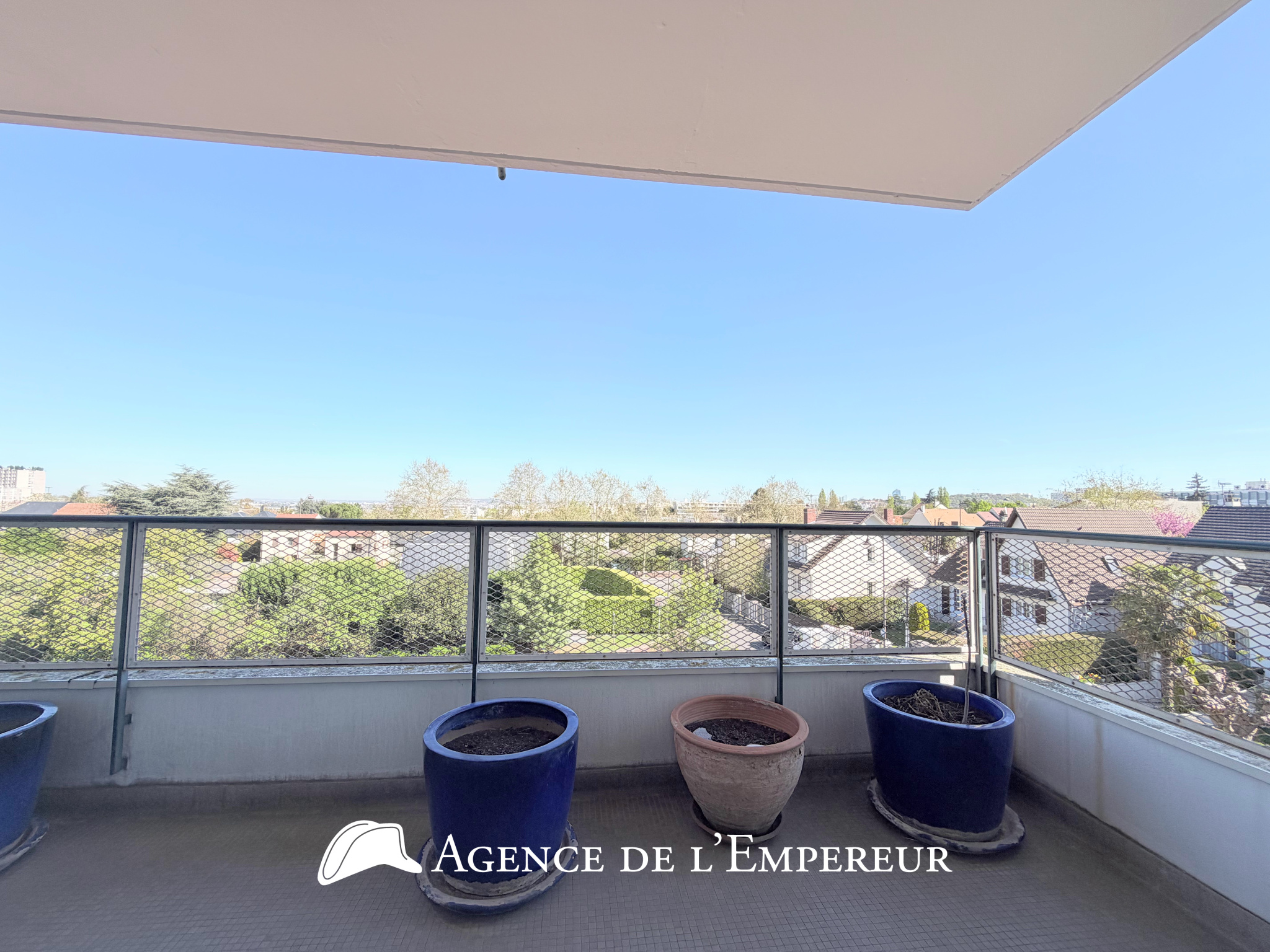 Grand 3 pièces de 93 m2   2 terrasses, 2 parkings et cave.