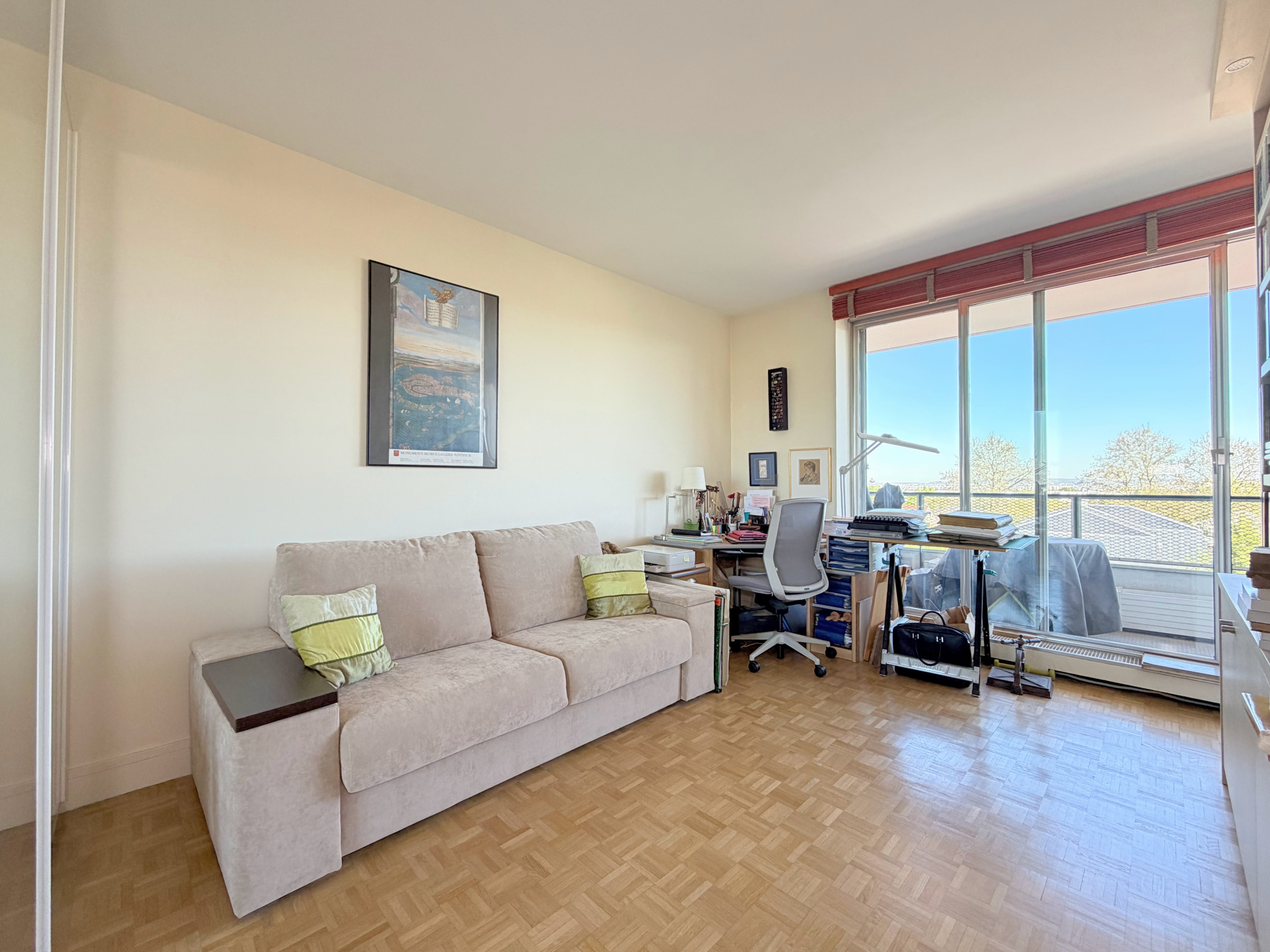 Grand 3 pièces de 93 m2   2 terrasses, 2 parkings et cave.