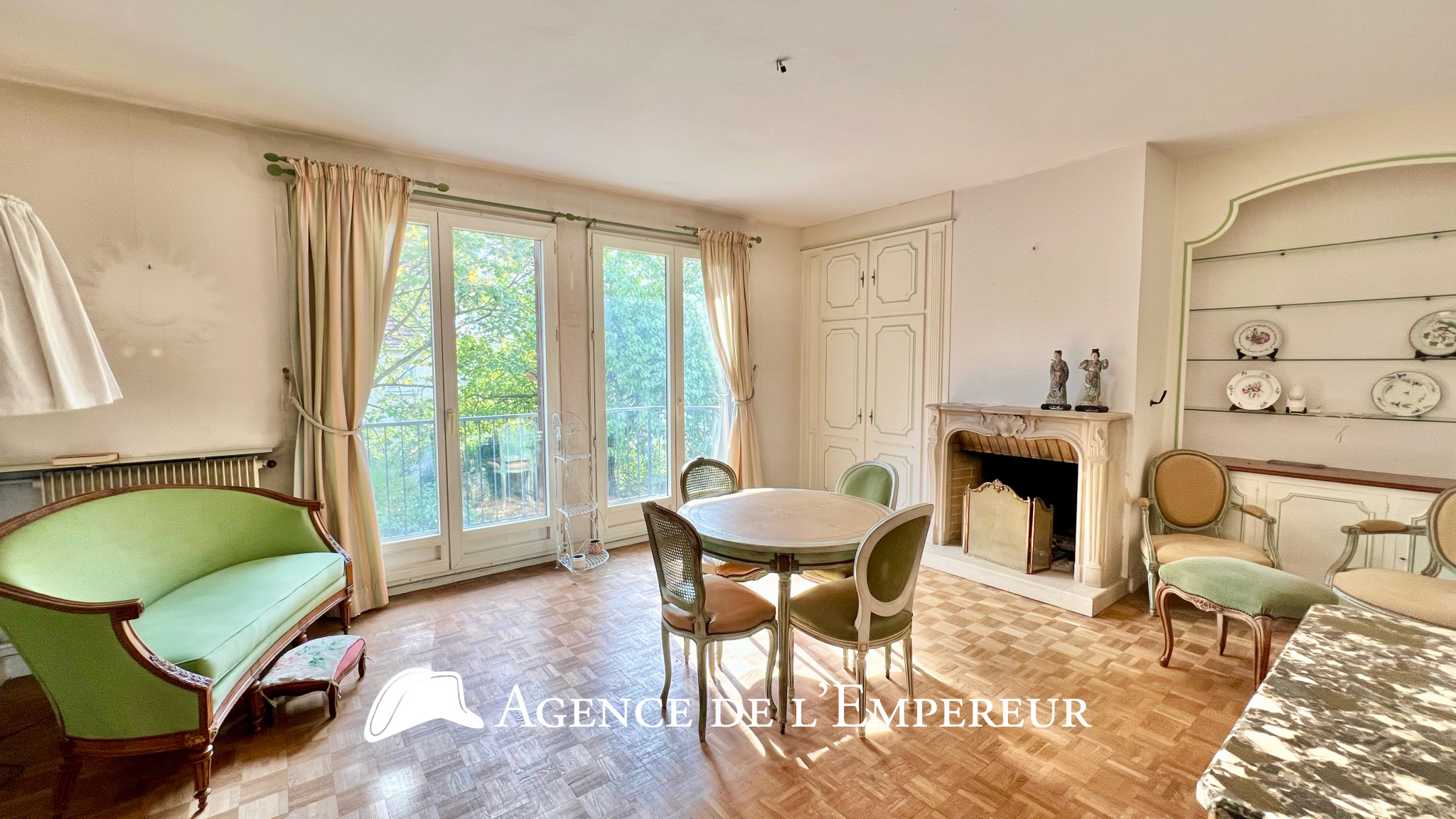Appartement 3 pièces avec balcon et cheminée.