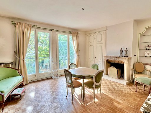 Appartement 3 pièces avec balcon et cheminée.