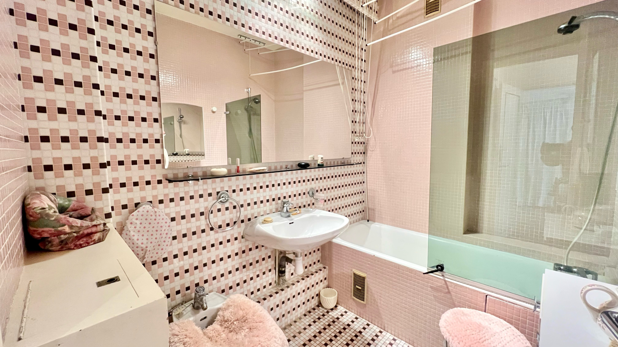 Appartement 3 pièces avec balcon et cheminée.