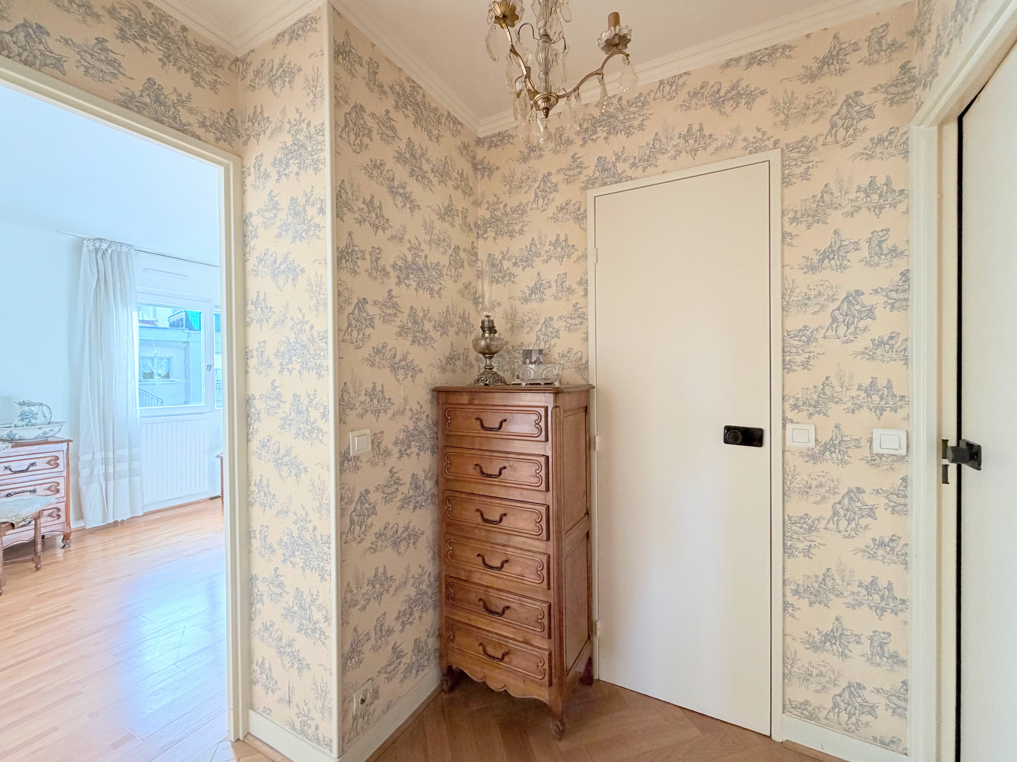 Grand 3 pièces avec terrasse, box et cave, à deux pas du centre-ville