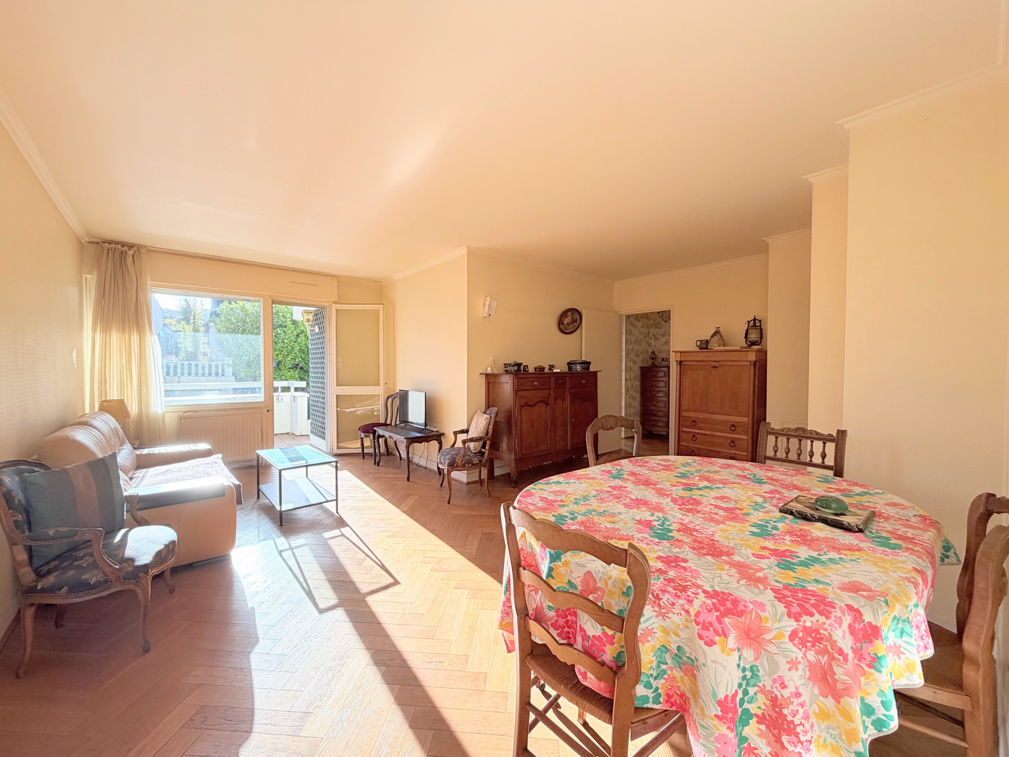 Grand 3 pièces avec terrasse, box et cave, à deux pas du centre-ville