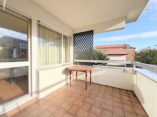 Grand 3 pièces avec terrasse, box et cave, à deux pas du centre-ville