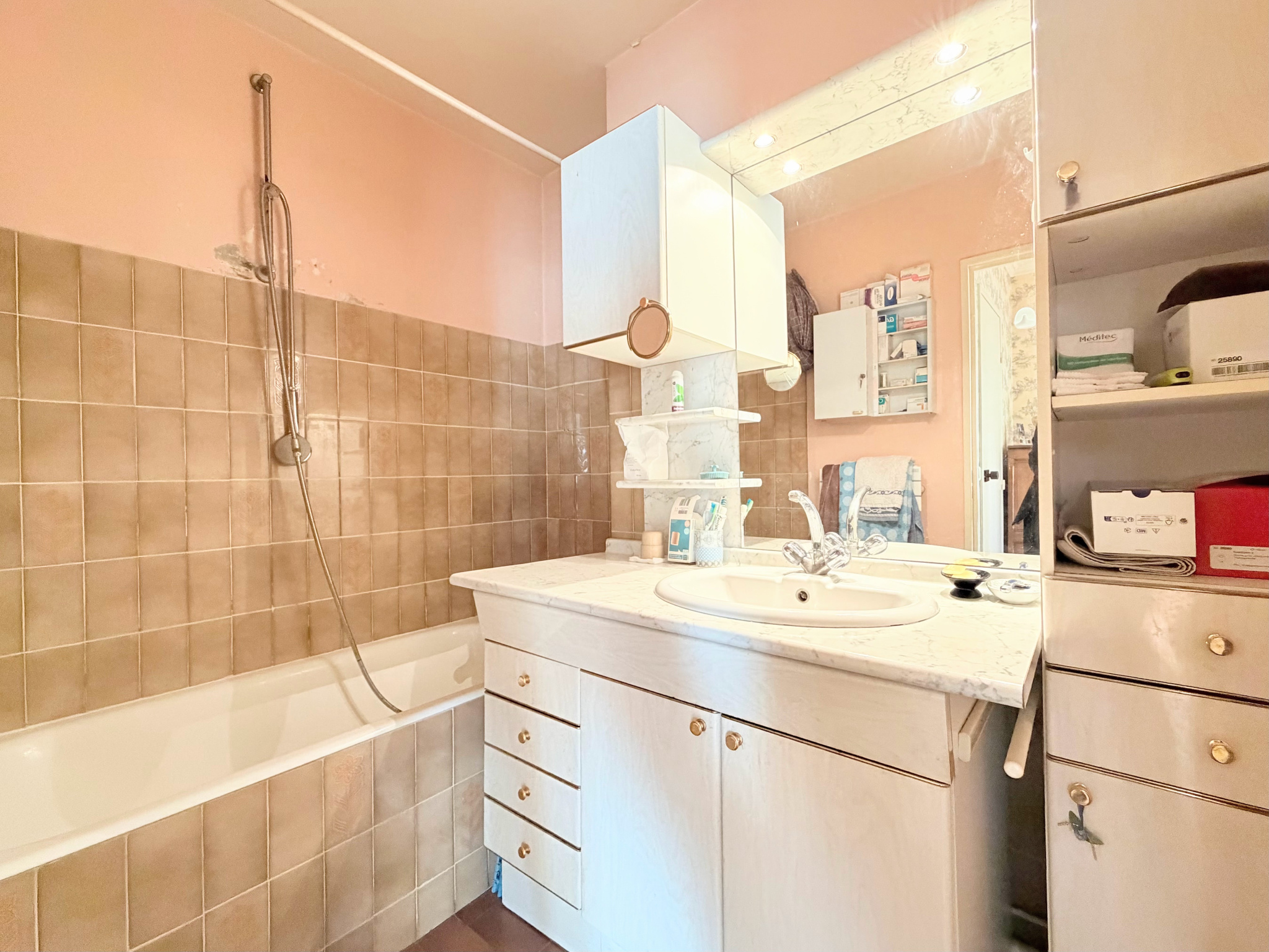 Grand 3 pièces avec terrasse, box et cave, à deux pas du centre-ville