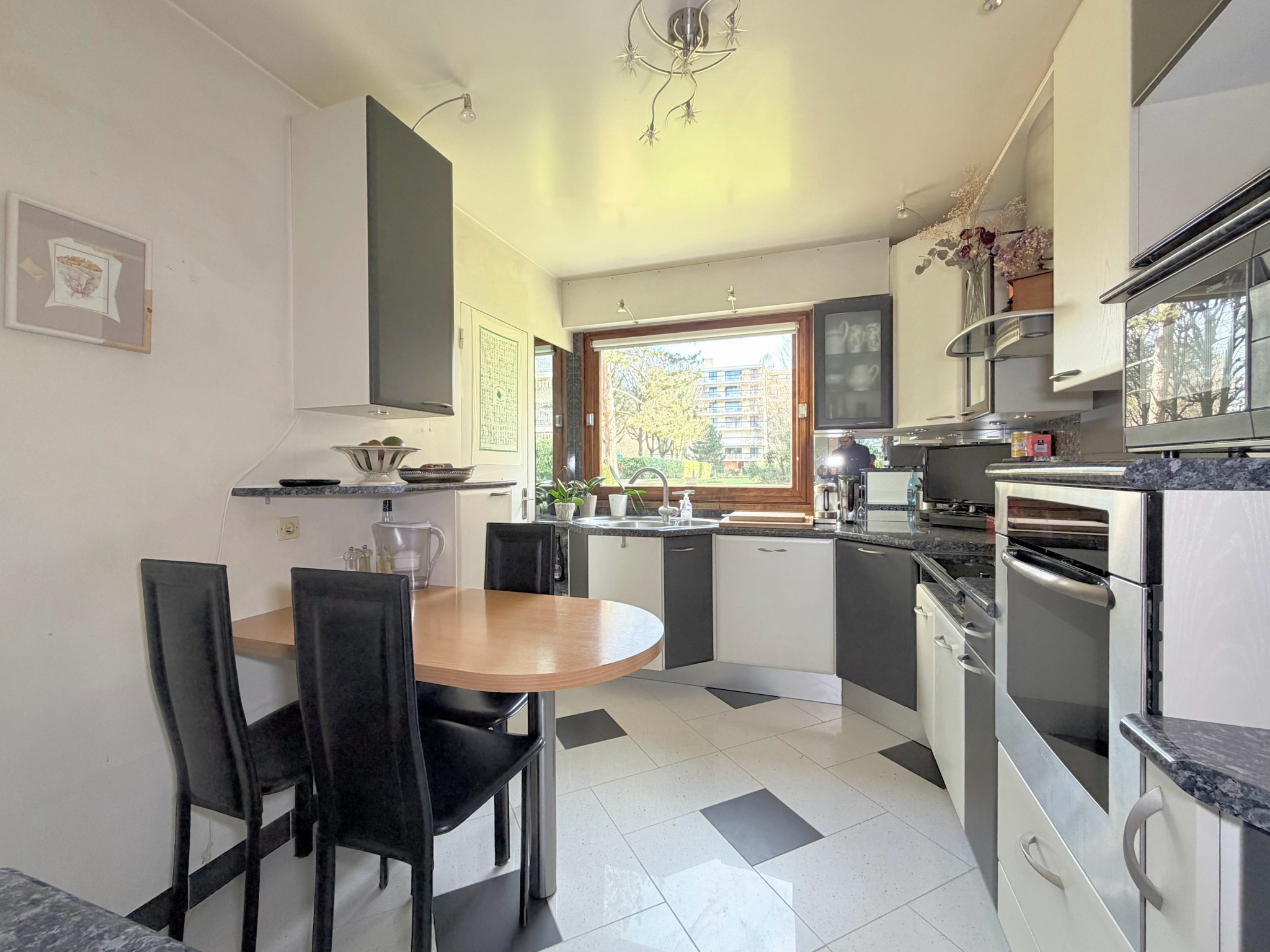 4 pièces traversant, jardin 26 m2 , DPE C, cave et parking