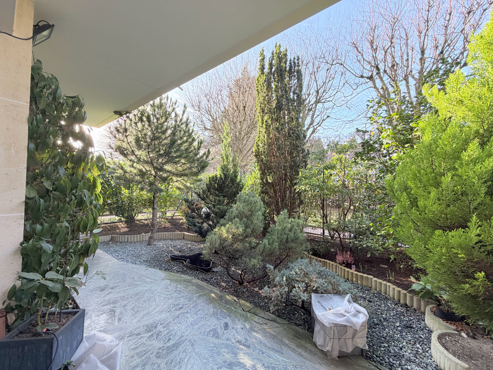 4 pièces traversant, jardin 26 m2 , DPE C, cave et parking