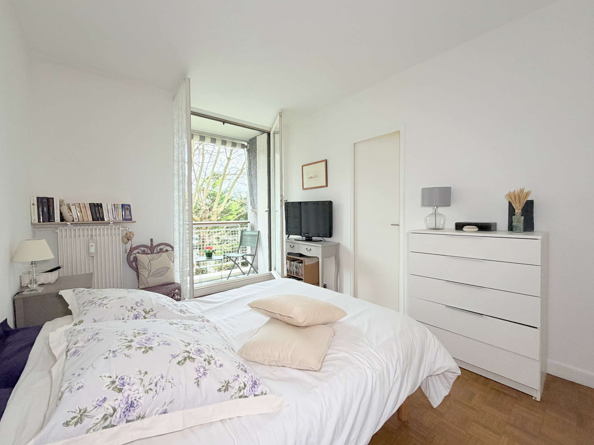 Grand 2 pièces traversant de 54 m2 et cave