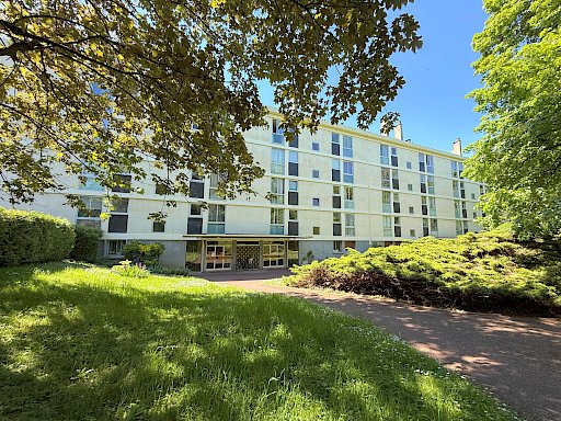 Grand 2 pièces traversant de 54 m2 et cave