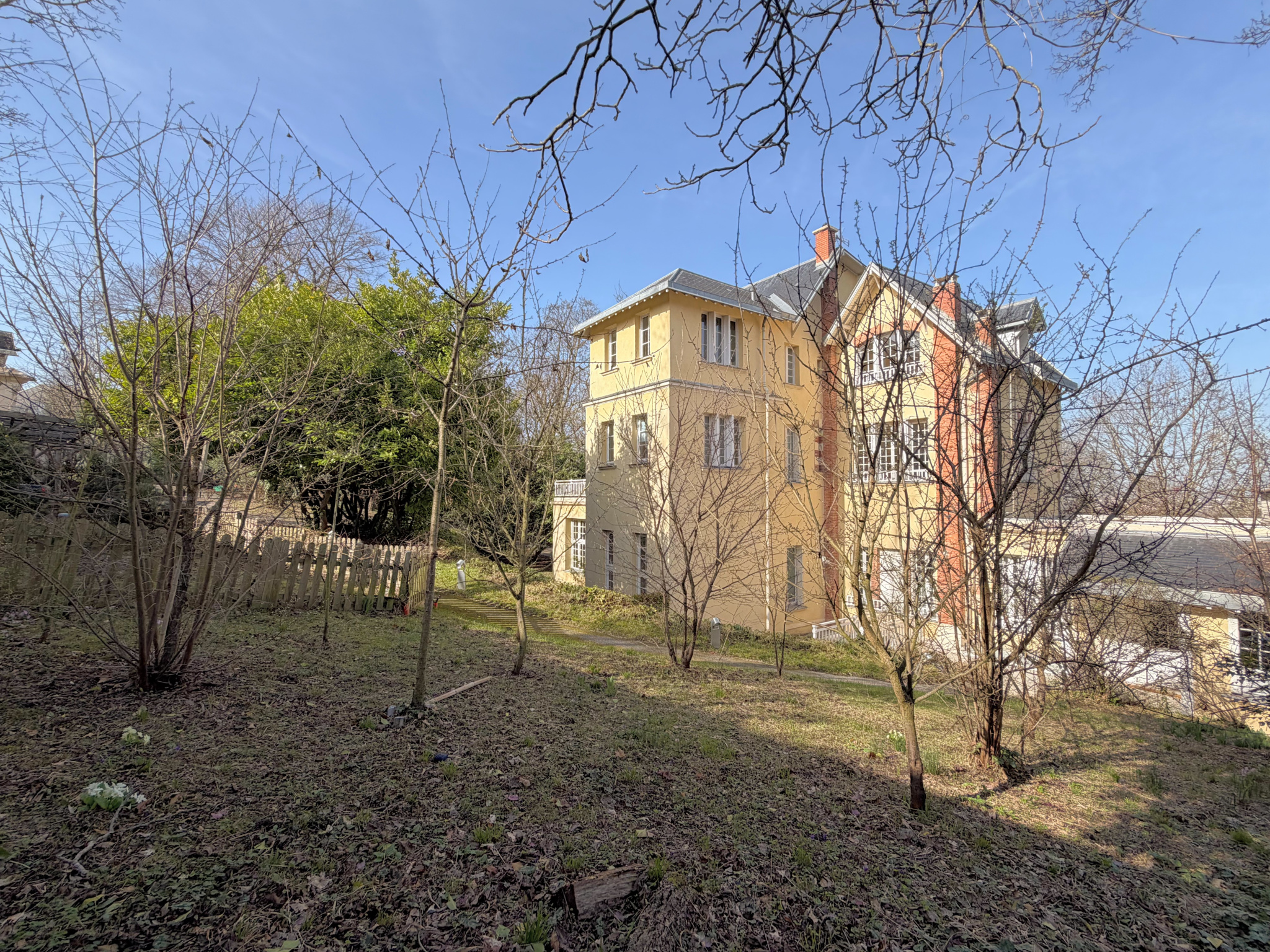 Demeure de 412 m2 habitables, parcelle de 3 000 m2   Parc de la Malmaison