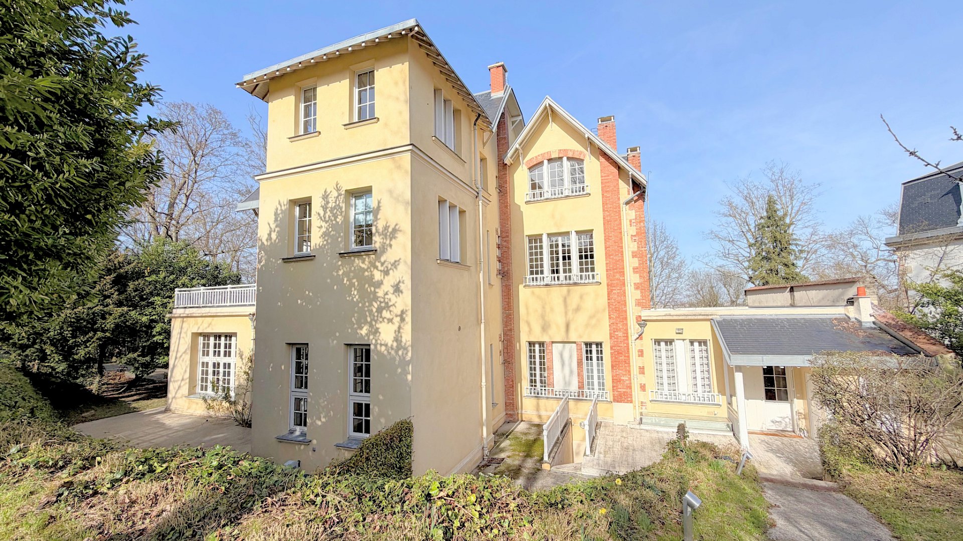 Demeure de 412 m2 habitables, parcelle de 3 000 m2   Parc de la Malmaison