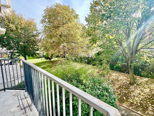 Appartement 3 pièces avec balcon et cheminée.