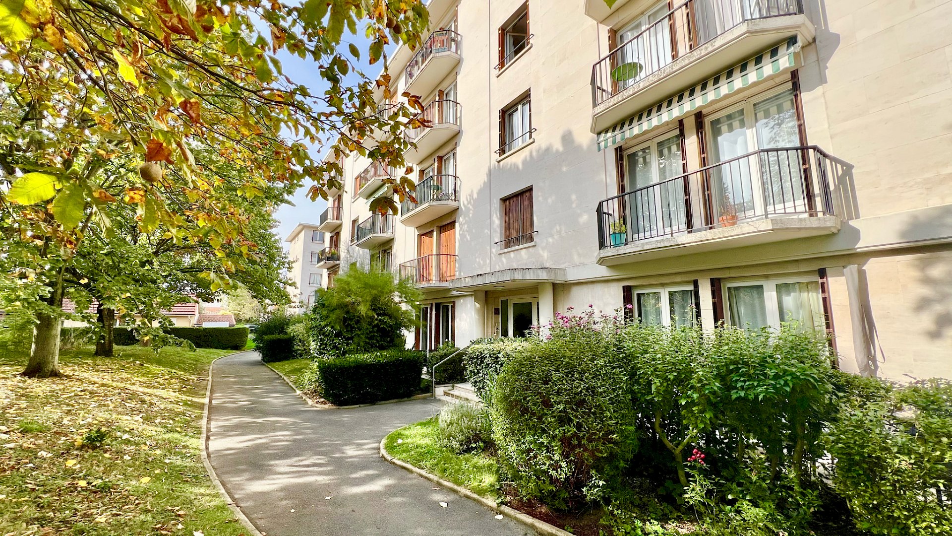 Appartement 3 pièces avec balcon et cheminée.