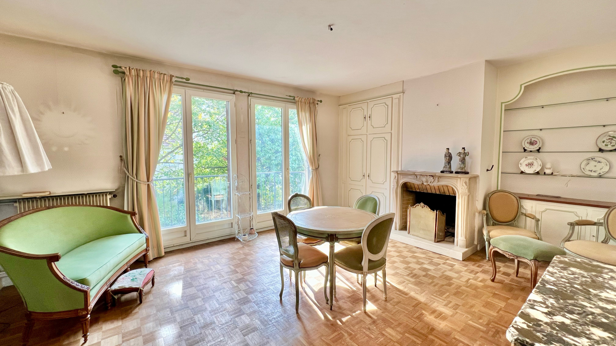 Appartement 3 pièces avec balcon et cheminée.