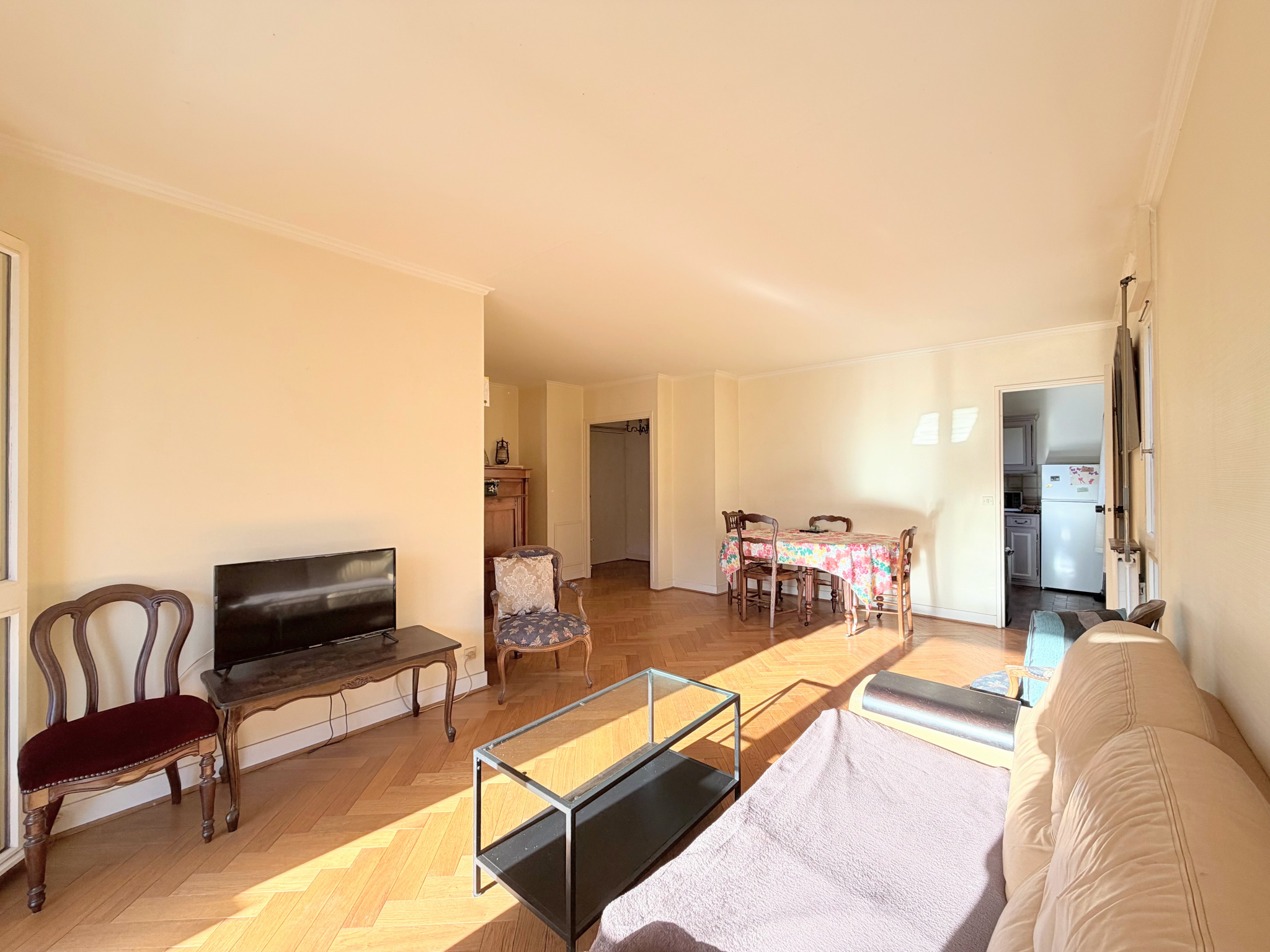 Grand 3 pièces avec terrasse, box et cave, à deux pas du centre-ville