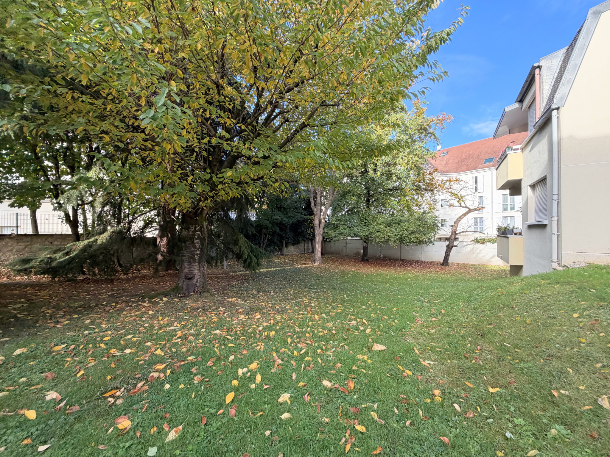 Grand 3 pièces avec terrasse, box et cave, à deux pas du centre-ville